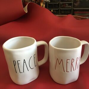 Mugs Set with Peace and Merry Design